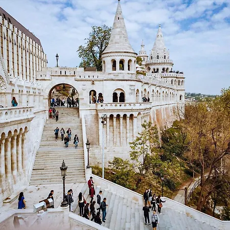 Discover Your Retreat-walk To Parliament *