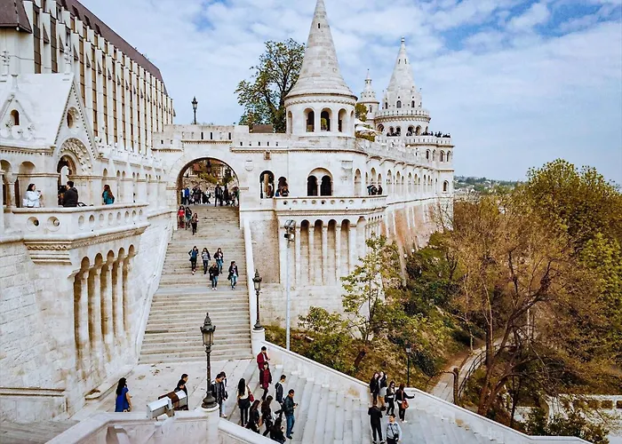 Discover Your Retreat-walk To Parliament *